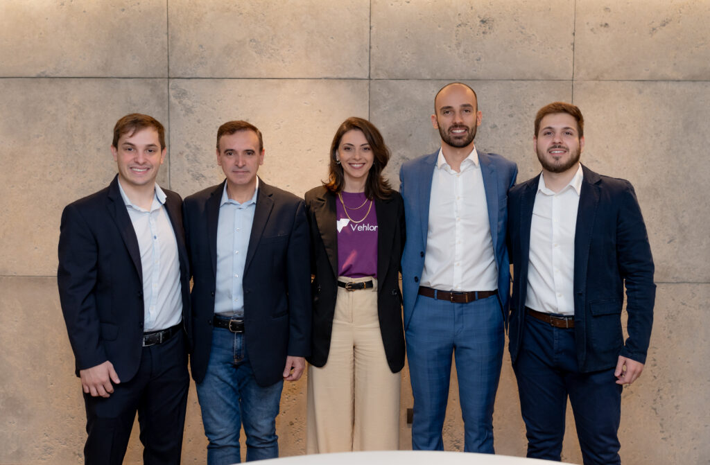 Mostrar o momento de assinatura do contrato de investimento que a Vehlor recebeu do fundo Maringa Capital. Momento em que a transformação e acesso aos estágios ganha força.