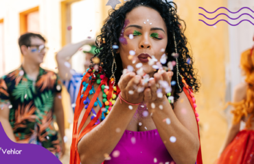 mulher jovem no carnaval soprando confete com roupa roxa