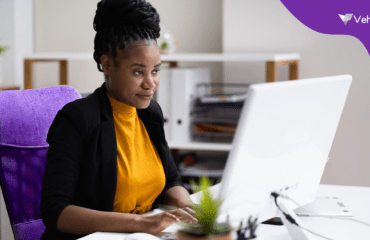 mulher negra trabalhando no computador em seu escritório